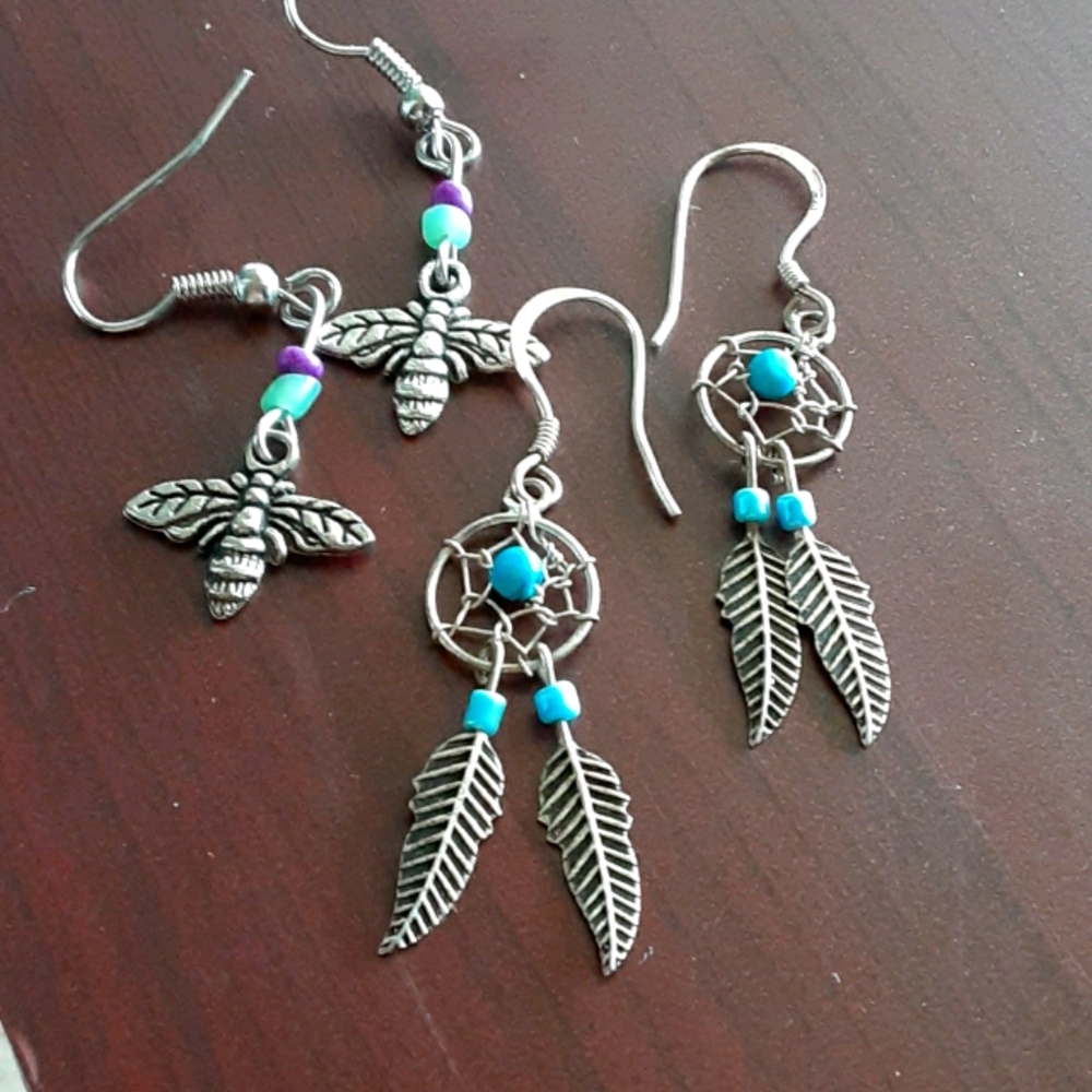 A set of 2 earrings
